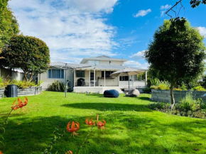 Spacious 4 brm home with spa and large garden